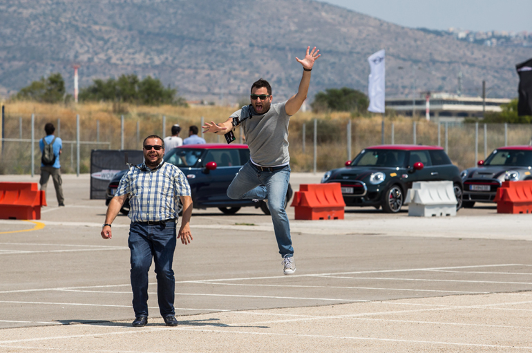 Οδηγείς και... πετάς από τη χαρά σου! (στη φωτογραφία αριστερά και ο δημοσιογράφος Γιάννης - Μάριος Παπαδόπουλος)