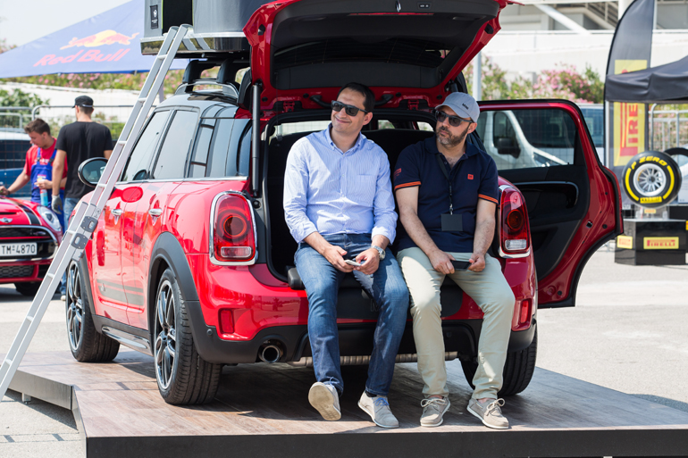 Δεξιά ο επικεφαλής της MINI στην Ελλάδα Μάνος Δρακωτός και αριστερά ο product manager Νίκος Καψής