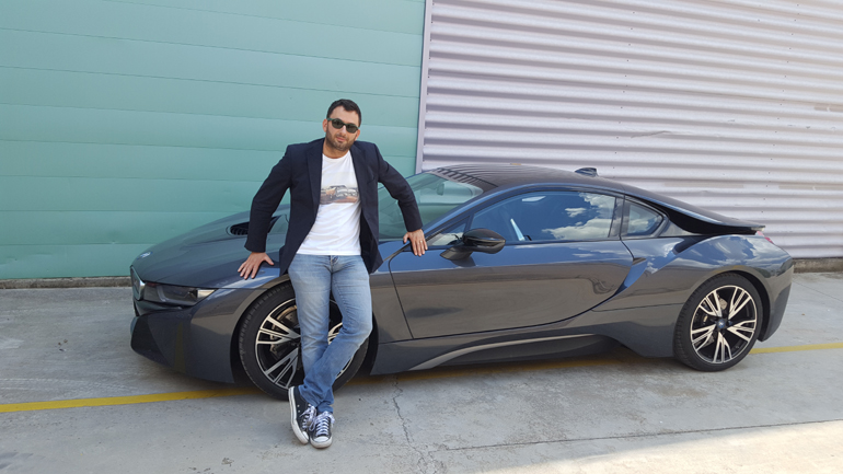 Όταν βρεθείς πίσω από το τιμόνι του BMW i8 καταλαβαίνεις γιατί αυτός ο κινητήρας βραβεύτηκε ως ο κορυφαίος στην κατηγορία του