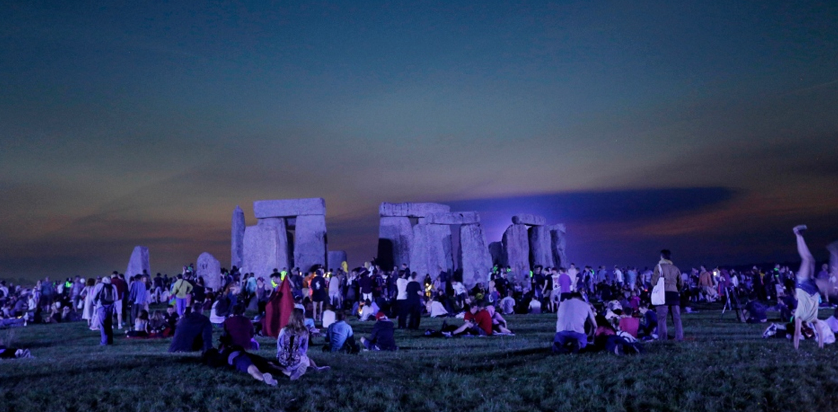 Υποδέχτηκαν το καλοκαίρι στο Stonehenge