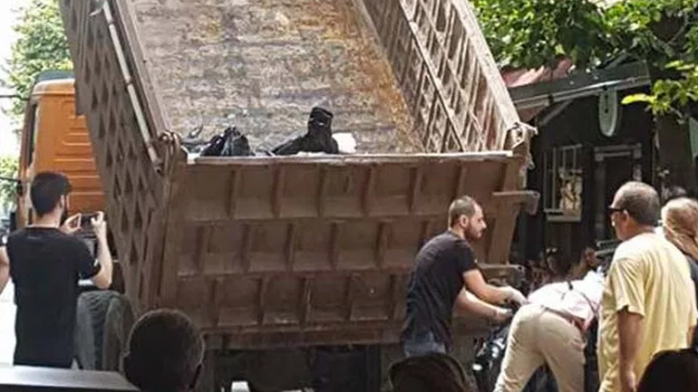 Λαρισαίοι μαζεύουν σκουπίδια με… φορτηγό!