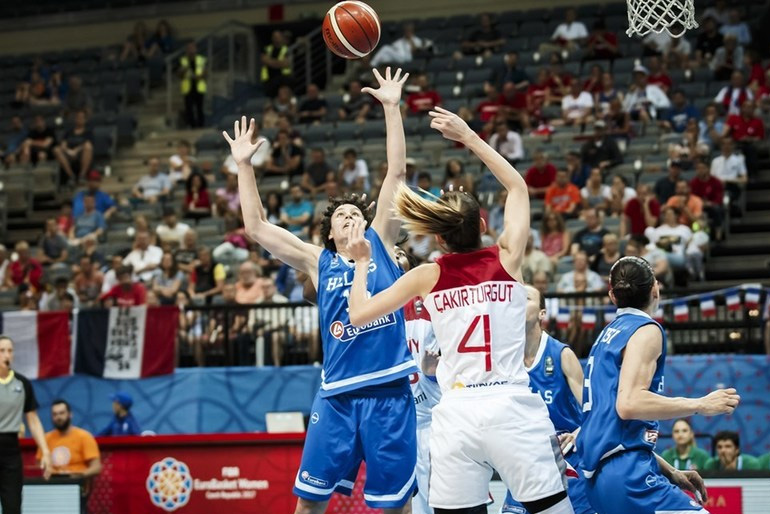 Η Σπανού μάχεται για το ριμπάουντ