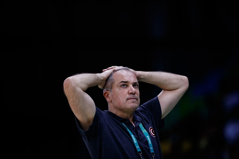 Ο προπονητής της Τουρκίας Εκρέμ Μεμνούν δεν πιστεύει στα… μάτια του! 