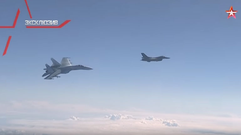 Καρέ-καρέ η αναχαίτιση του ΝΑΤΟϊκού F-16 από ρωσικό μαχητικό Su-27
