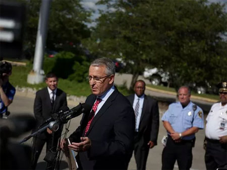 O επικεφαλής του τοπικού γραφείου του FBI Ντέιβιντ Γκίλιος στη διάρκεια συνέντευξης Τύπου