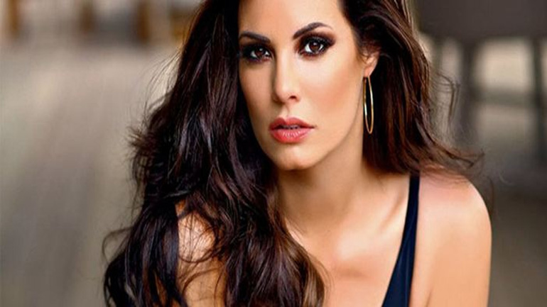 Μαρία Κορινθίου: Πόζαρε με μαύρο φόρεμα με αβυσσαλέο ντεκολτέ