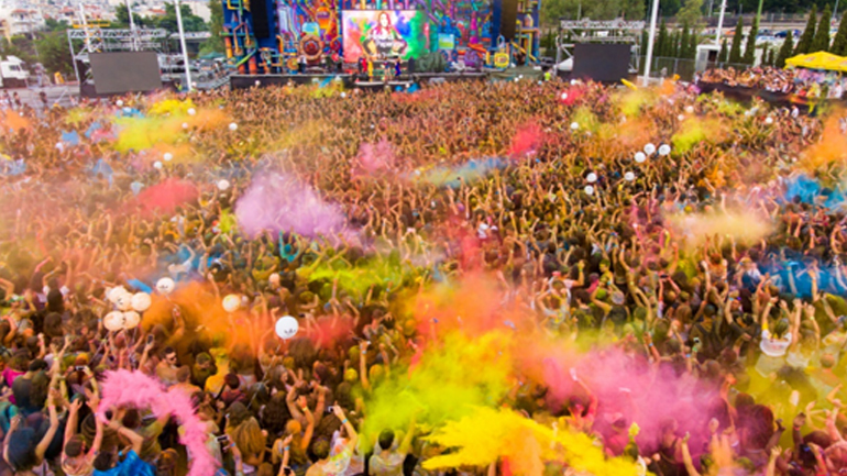Colour Day Festival 2017: Πάνω από 27.000 θεατές αψήφησαν τη βροχή και βάφτηκαν με χρώμα