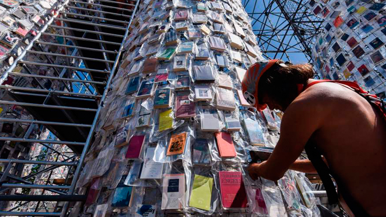 Αντίγραφο του Παρθενώνα από απαγορευμένα βιβλία στο Κάσελ στη Γερμανία