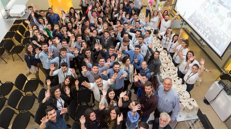 Το ΠΛΑΙΣΙΟ δίπλα στους νέους