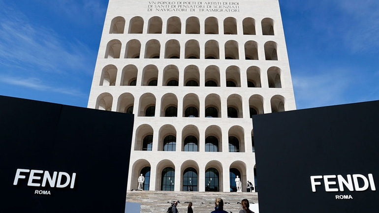 To νέο εντυπωσιακό graffiti που στολίζει την οροφή του οίκου Fendi