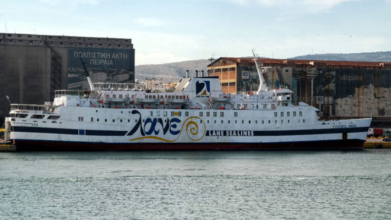 Στο λιμάνι του Πειραιά παραμένει το «Βιτσέντζος Κορνάρος» λόγω μηχανικής βλάβης