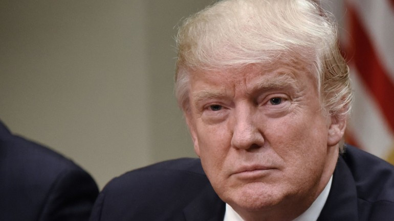 Ο Τραμπ διαβεβαιώνει ότι δεν ηχογράφησε τις συζητήσεις του με τον πρώην επικεφαλής του FBI