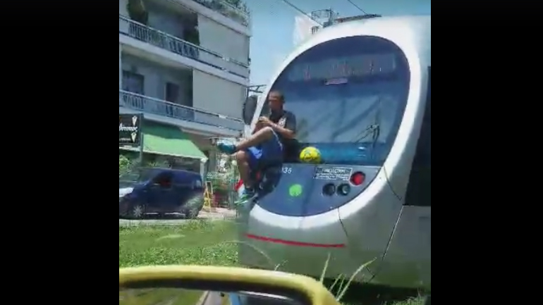 Έκανε βόλτα στην Αθήνα πάνω στο παρμπρίζ του τραμ…