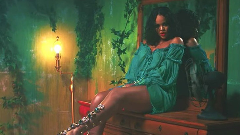 Rihanna for Manolo Blahnik: Mules, σανδάλια και gladiators στη νέα συλλογή «So Stoned»