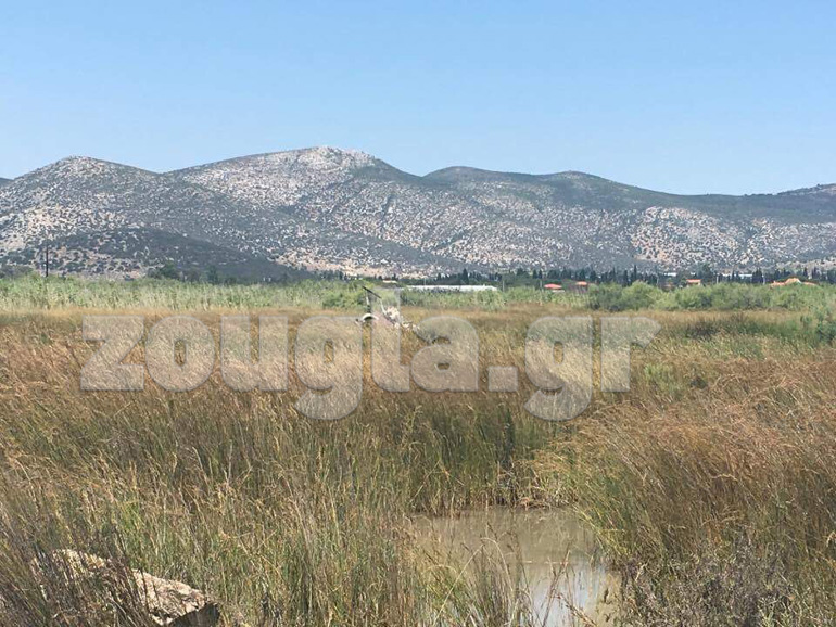 Στο βάθος τα συντρίμμια του ελικοπτέρου