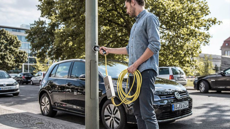 Νέα τεχνολογία μετατρέπει κάθε λαμπτήρα δρόμου σε σταθμό φόρτισης ηλεκτρικών αυτοκινήτων