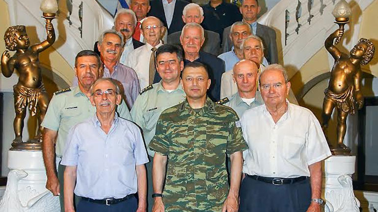 Συνάντηση Αρχηγού ΓΕΣ με τους διατελέσαντες διοικητές της Ευελπίδων Συνάντηση Αρχηγού ΓΕΣ με τους διατελέσαντες διοικητές της Ευελπίδων