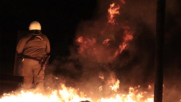 Βόμβες μολότοφ και προσαγωγές τη νύχτα γύρω από το Πολυτεχνείο