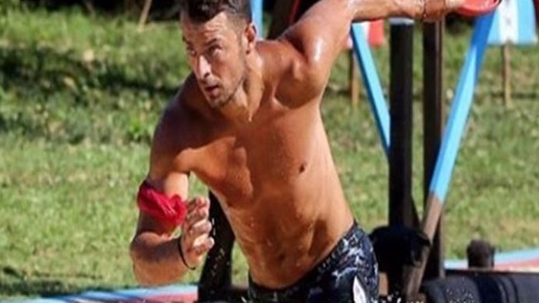 Ο Ντάνος χάρισε τα παπούτσια του στον φτωχό βαρκάρη που τους μεταφέρει στα αγωνίσματα