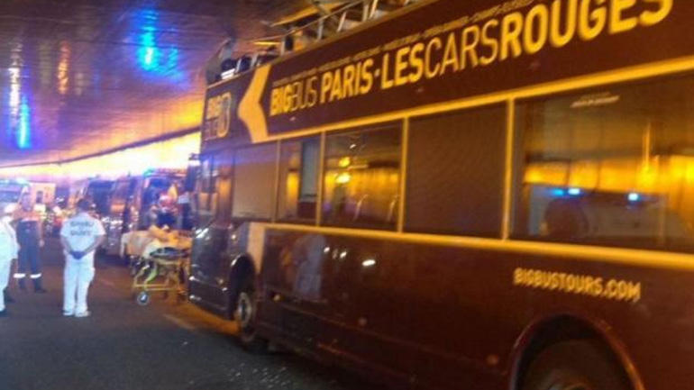 Παρίσι: Τουριστικό λεωφορείο έπεσε πάνω στο τοίχωμα της σήραγγας της γέφυρας Αλεξάνδρου Γ’