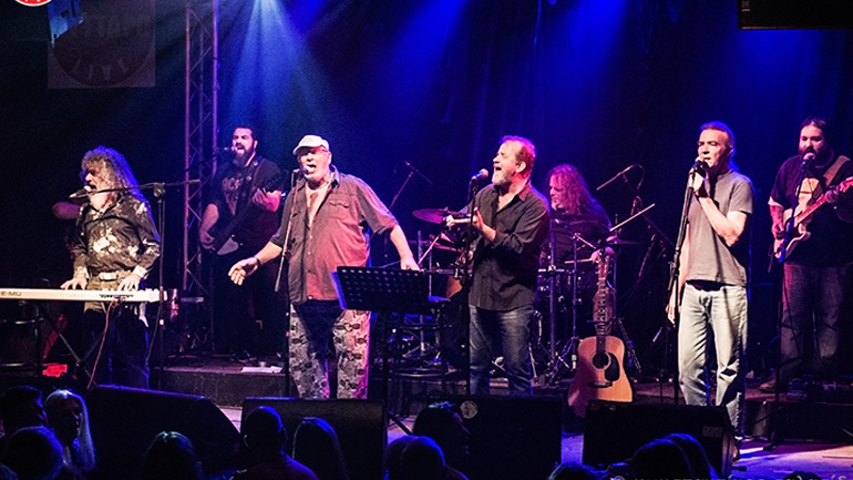 Πάρτι στην παραλία με… Λ. Παπαδόπουλο, Γ. Μηλιώκα, Γ. Γιοκαρίνη, Ν. Ζιώγαλα