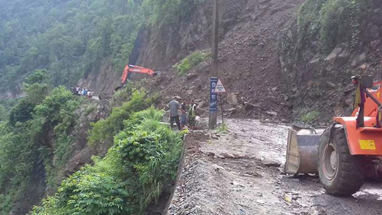 Κίνα: Τουλάχιστον 100 άνθρωποι έχουν θαφτεί κάτω από τόνους λάσπης έπειτα από κατολίσθηση