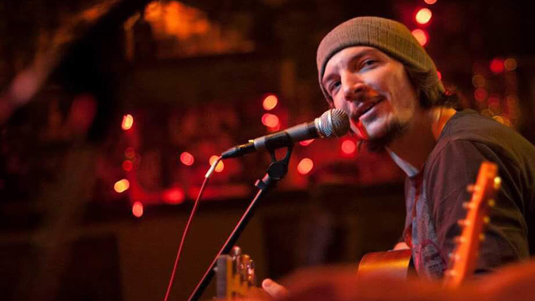 O Δημήτρης Λάιος «από τα blues στην παράδοση» στην Αποβάθρα του Τρένου στο Ρουφ