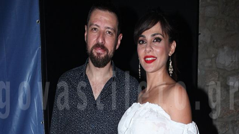 Η Αγγελική Δαλιάνη με φουσκωμένη κοιλίτσα στην παράσταση «Πετάει, Πετάει»