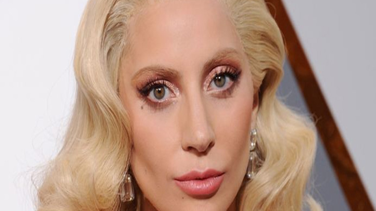 Η Lady Gaga με ψιλοτάκουνες γόβες για πεζοπορία