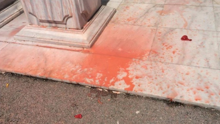 Θεσσαλονίκη: Μέλη του ΠΑΜΕ πέταξαν μπογιές στο Γ’ Σώμα Στρατού