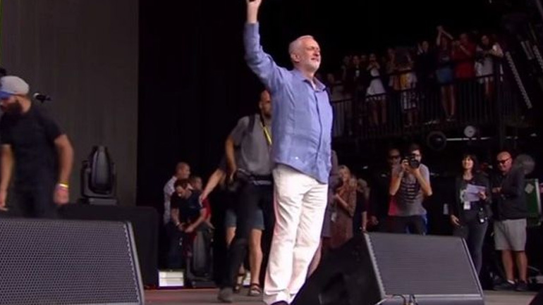 Υποδοχή ροκ σταρ στον ηγέτη των Εργατικών Τζέρεμι Κόρμπιν στο φεστιβάλ του Γκλαστονμπέρι