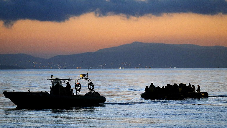 Ξύλινο σκάφος γεμάτο πρόσφυγες και μετανάστες ανοικτά της Καρπάθου