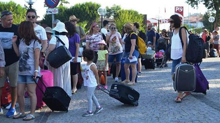 Ουρές οι Τούρκοι τουρίστες στα ελληνικά νησιά