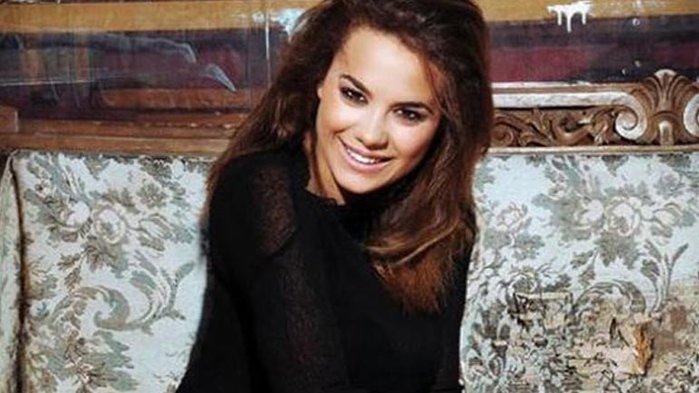 Η Πηνελόπη Πλάκα παίζει με την άμμο προκαλώντας πανικό στους θαυμαστές της