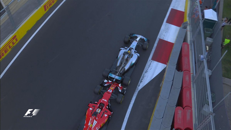 Ο Hamilton φρενάρει (σε καθεστώς αυτοκινήτου ασφαλείας) και ο Vettel ακουμπά την Mercedes...