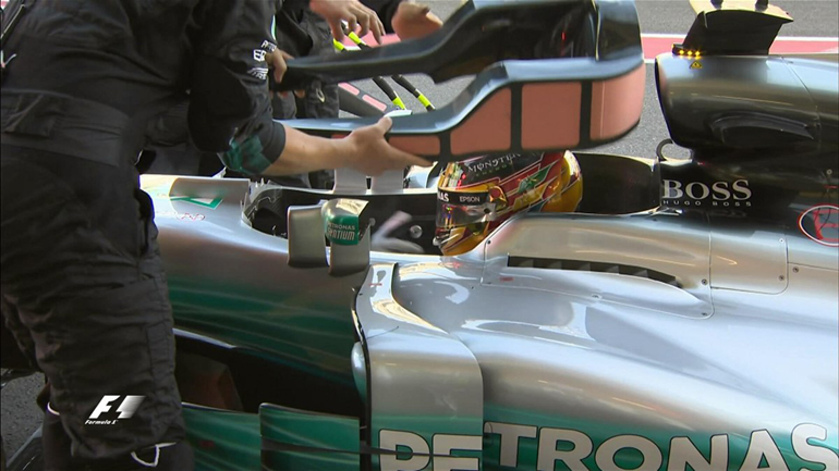 Ο Hamilton αναγκάστηκε να μπει στα πιτς για να αλλάξει το... προσκέφαλο!