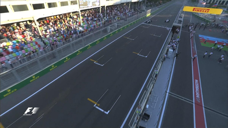 Ο Bottas προσπερνά τον Stroll λίγα μέτρα πριν τον τερματισμό... 