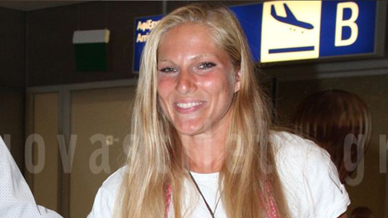 Επέστρεψε στην Ελλάδα η Σάρα Εσκενάζυ – Οι πρώτες εικόνες από το αεροδρόμιο