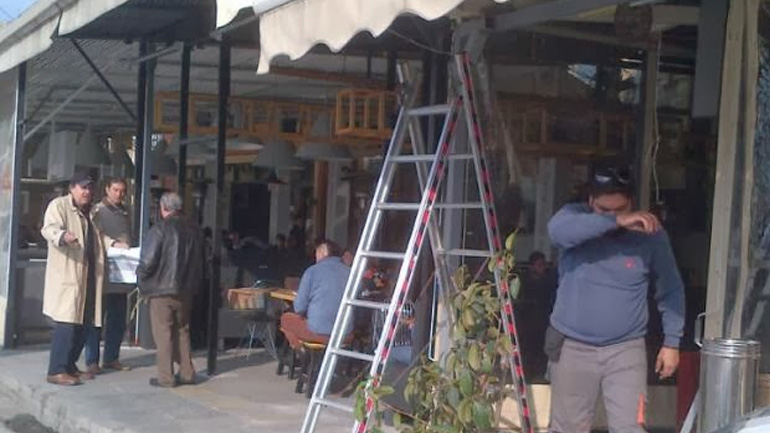 Φοιτητές έβαψαν τους τοίχους και επιτέθηκαν σε καφετέριες της προκυμαίας Μυτιλήνης