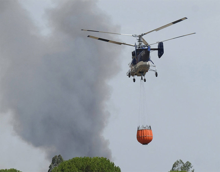 Εναέρια μέσα επιχειρούν για την κατάσβεση της πυρκαγιάς