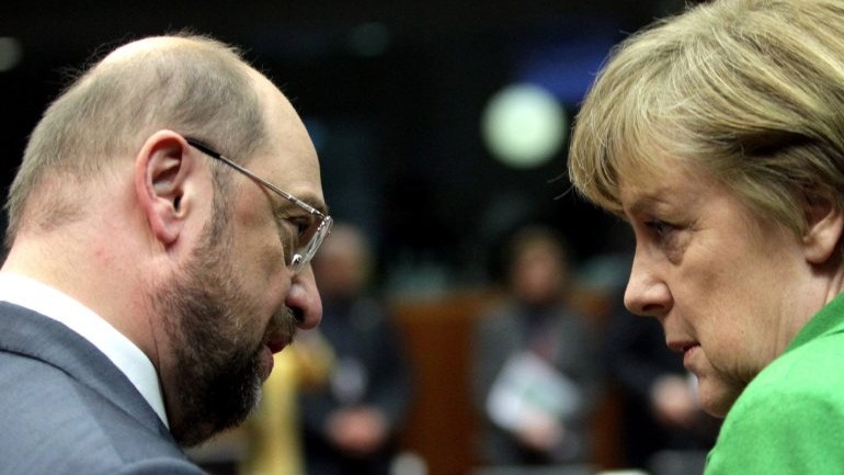 Ο Σουλτς κατηγορεί τη Μέρκελ για αλαζονεία