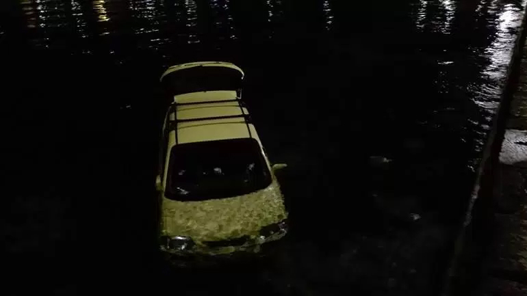 Νυχτερινή περιπέτεια στην Αίγινα – Αυτοκίνητο έπεσε στη θάλασσα