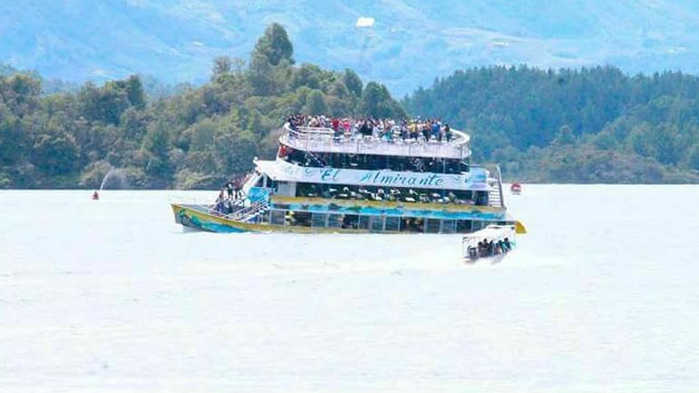 Βυθίστηκε τουριστικό σκάφος στην Κολομβία – Εννέα νεκροί, 28 αγνοούμενοι