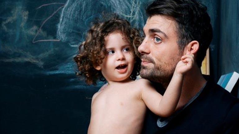 Στέλιος Χανταμπάκης: Κλέβουν τις εντυπώσεις μπαμπάς και γιος στην παραλία παίζοντας Survivor