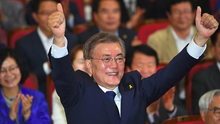 Νότια Κορέα: Σε υψηλό επίπεδο παραμένει η δημοτικότητα του προέδρου Μουν