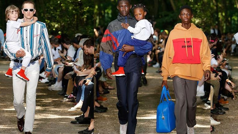 Πραγματικές οικογένειες περπάτησαν στην πασαρέλα του οίκου Balenciaga