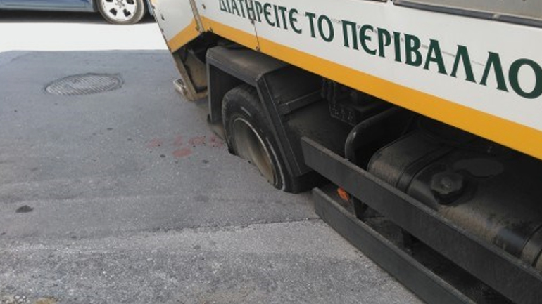 «Βούλιαξε» απορριμματοφόρο στην Κοζάνη