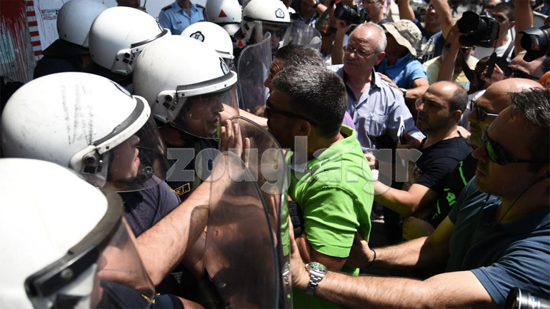 Ένταση έξω από το Υπουργείο Εσωτερικών – Δεν τα βρήκαν οι συμβασιούχοι με τον Σκουρλέτη