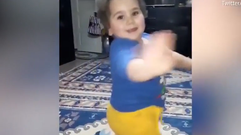 Mπόμπιρας χορεύει τσιφτετέλι με εξαιρετικό νάζι και κινήσεις που θα ζήλευαν χορευτές