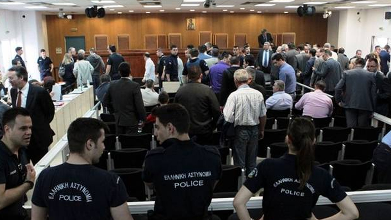 Ένταση στη δίκη της Χρυσής Αυγής – Γυναίκα προσπάθησε να φωτογραφίσει μάρτυρα